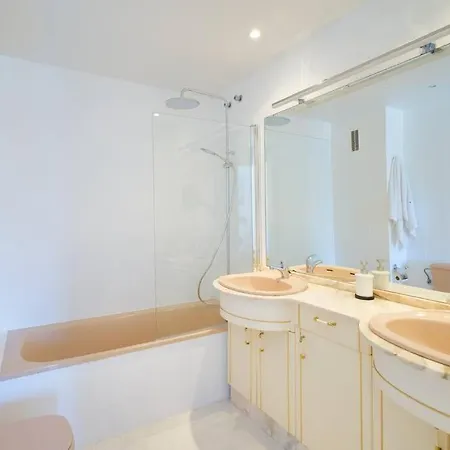 Beautiful -direct Access To The Appartement *